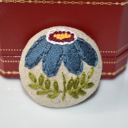 北欧のお花 刺繍ブローチ(青) 4枚目の画像