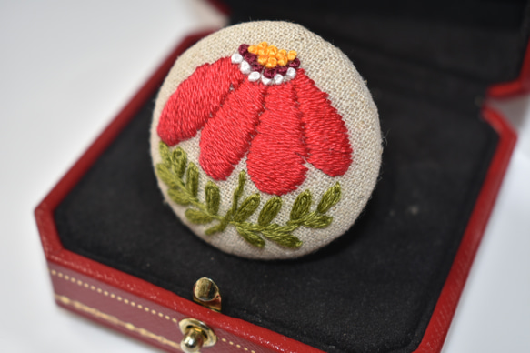 北欧のお花 刺繍ブローチ (赤) 1枚目の画像