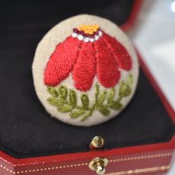 北欧のお花 刺繍ブローチ (赤) 2枚目の画像