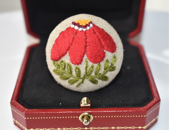 北欧のお花 刺繍ブローチ (赤) 3枚目の画像