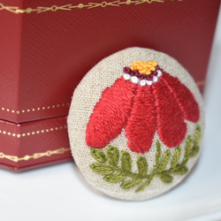 北欧のお花 刺繍ブローチ (赤) 4枚目の画像