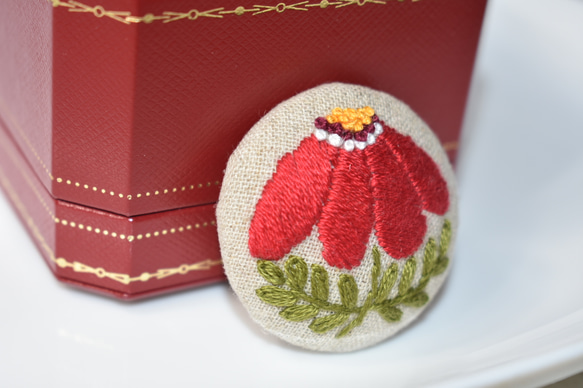 北欧のお花 刺繍ブローチ (赤) 4枚目の画像