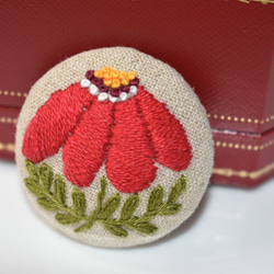 北欧のお花 刺繍ブローチ (赤) 5枚目の画像