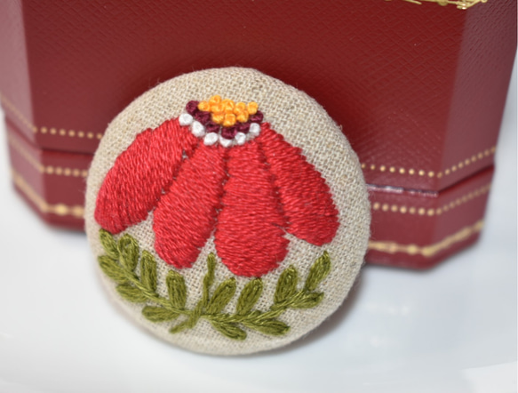 北欧のお花 刺繍ブローチ (赤) 5枚目の画像