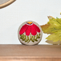北欧のお花 刺繍ブローチ (赤) 7枚目の画像