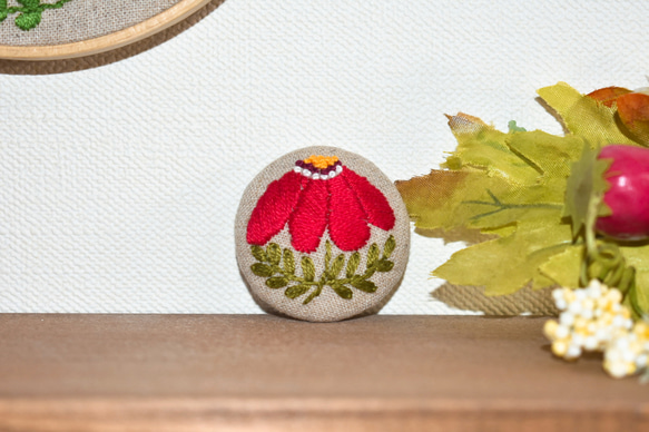 北欧のお花 刺繍ブローチ (赤) 7枚目の画像