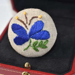 北欧のお花 刺繍ブローチ 1枚目の画像