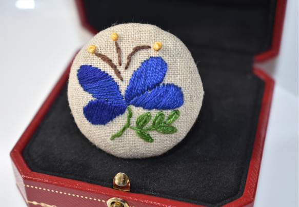 北欧のお花 刺繍ブローチ 1枚目の画像