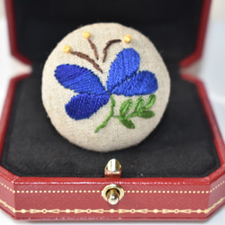 北欧のお花 刺繍ブローチ 2枚目の画像