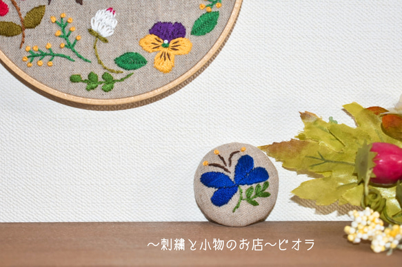 北欧のお花 刺繍ブローチ 4枚目の画像