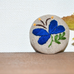 北欧のお花 刺繍ブローチ 5枚目の画像