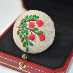 赤い実の刺繍ブローチ 1枚目の画像