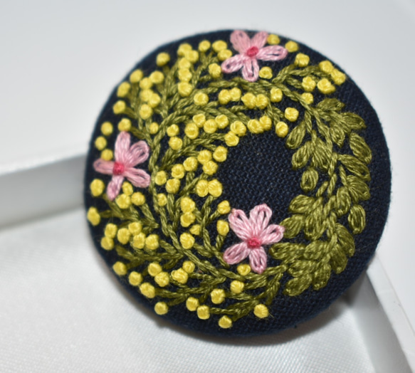 ミモザと桜の華やかリース 刺繍ブローチ 1枚目の画像
