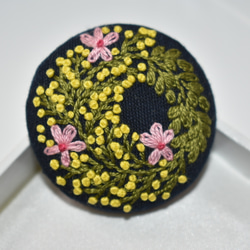 ミモザと桜の華やかリース 刺繍ブローチ 2枚目の画像