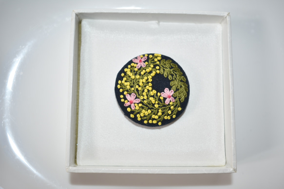 ミモザと桜の華やかリース 刺繍ブローチ 3枚目の画像