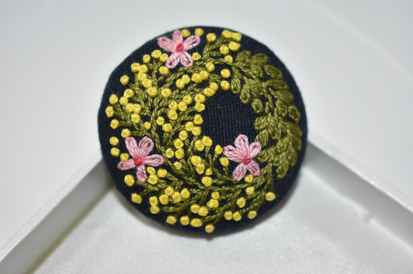 ミモザと桜の華やかリース 刺繍ブローチ 4枚目の画像