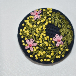 ミモザと桜の華やかリース 刺繍ブローチ 5枚目の画像