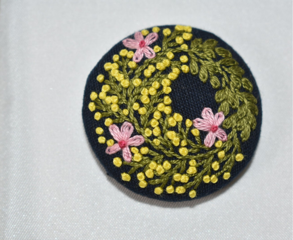 ミモザと桜の華やかリース 刺繍ブローチ 5枚目の画像