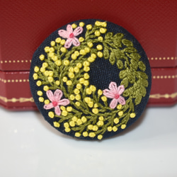 ミモザと桜の華やかリース 刺繍ブローチ 8枚目の画像