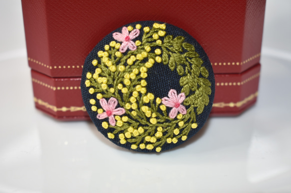 ミモザと桜の華やかリース 刺繍ブローチ 8枚目の画像