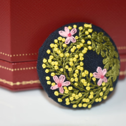 ミモザと桜の華やかリース 刺繍ブローチ 9枚目の画像