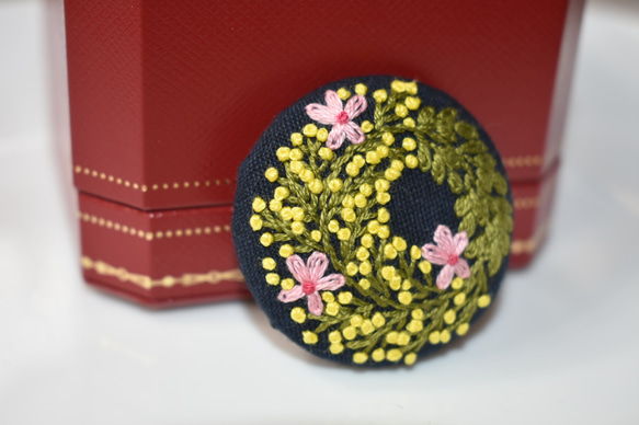 ミモザと桜の華やかリース 刺繍ブローチ 9枚目の画像
