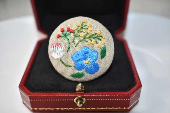 ビオラとお花たち 刺繍ブローチ 2枚目の画像