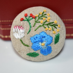 ビオラとお花たち 刺繍ブローチ 3枚目の画像
