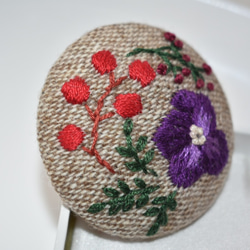 【冬物セール30%off】1000円→700円手刺繍 ビオラとお花たち ブローチ(紫) 2枚目の画像