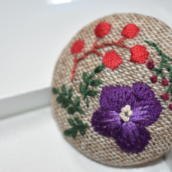 【冬物セール30%off】1000円→700円手刺繍 ビオラとお花たち ブローチ(紫) 3枚目の画像