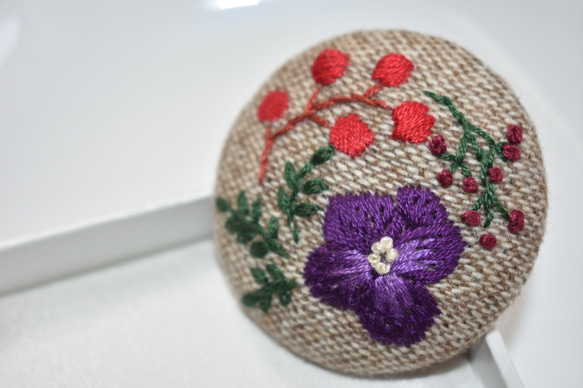 【冬物セール30%off】1000円→700円手刺繍 ビオラとお花たち ブローチ(紫) 3枚目の画像