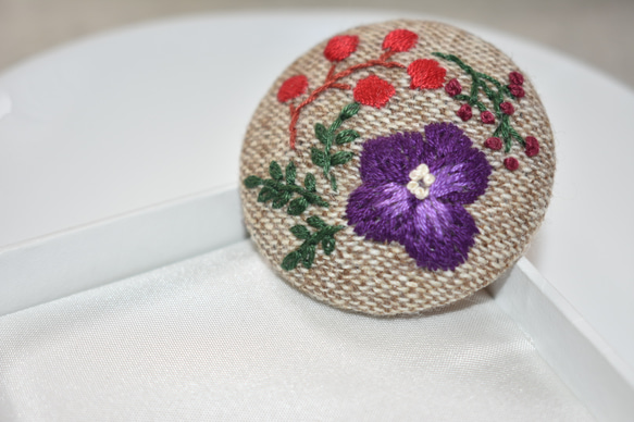 【冬物セール30%off】1000円→700円手刺繍 ビオラとお花たち ブローチ(紫) 4枚目の画像