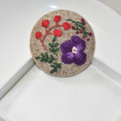 【冬物セール30%off】1000円→700円手刺繍 ビオラとお花たち ブローチ(紫) 5枚目の画像