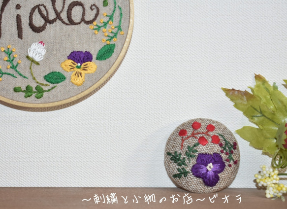 【冬物セール30%off】1000円→700円手刺繍 ビオラとお花たち ブローチ(紫) 6枚目の画像