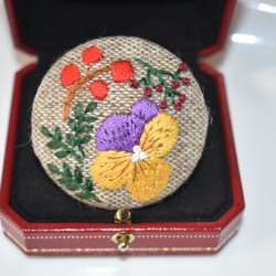 【冬物セール30%off】1000円→700円手刺繍 ビオラとお花たち ブローチ(紫×黄色) 1枚目の画像
