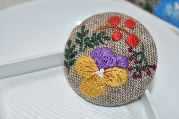 【冬物セール30%off】1000円→700円手刺繍 ビオラとお花たち ブローチ(紫×黄色) 2枚目の画像