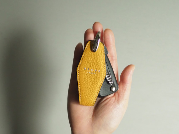 【スマートキーMサイズ】　ダイヤモンドシェイプキーケース　マスタード×カフェラテ 2枚目の画像