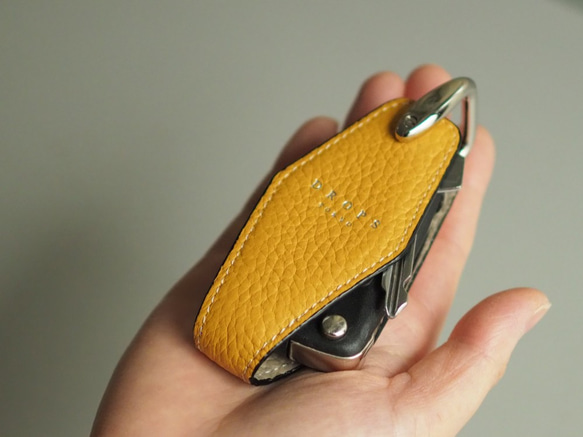 【スマートキーMサイズ】　ダイヤモンドシェイプキーケース　マスタード×カフェラテ 3枚目の画像