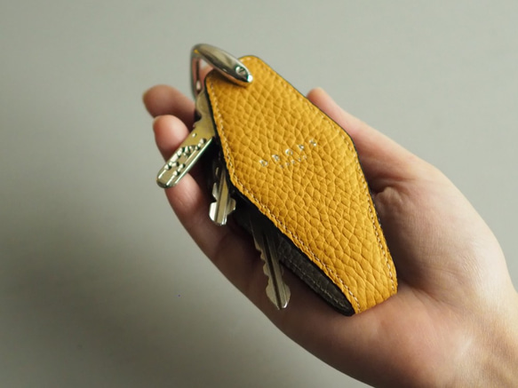 【スマートキーLサイズ】　ダイヤモンドシェイプキーケース　マスタード×カフェラテ 2枚目の画像