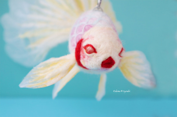 雪紅（春-はる-）雪　結晶　金魚　羊毛フェルト　ペット 2枚目の画像