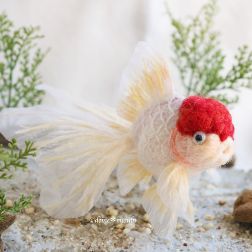 ✿羊毛フェルト✿mahi様✿ぽってりしろくまさんの魚釣り✿虹色の魚✿ 冬のどうぶつ羊毛リング 指輪 しろくま シロクマ ホッキョクグマ 白熊