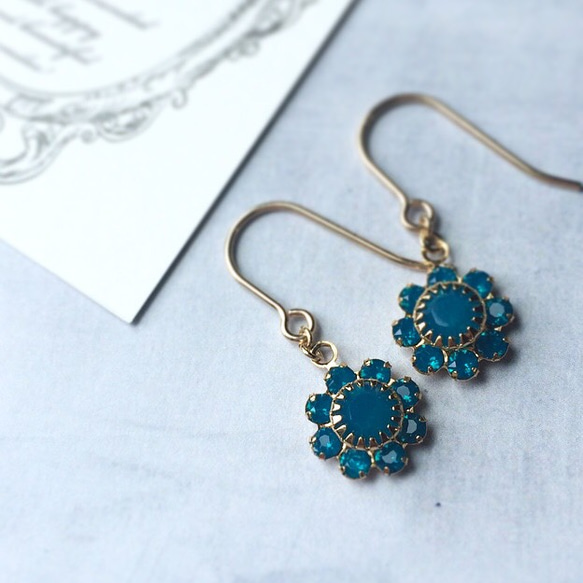 14kgf カリビアンブルー色のデイジーモチーフピアス(イヤリング