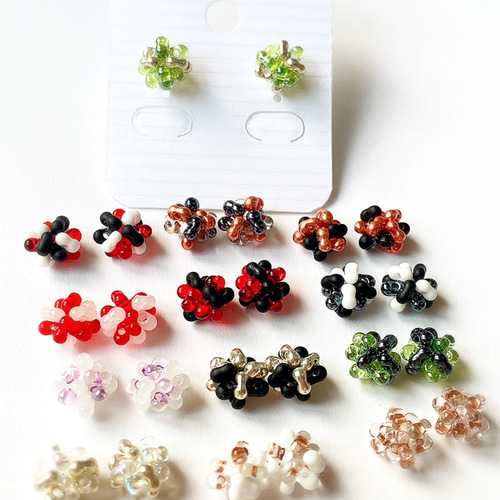 チェコ ファルファーレビーズのシンプルな粒々ピアスorイヤリング