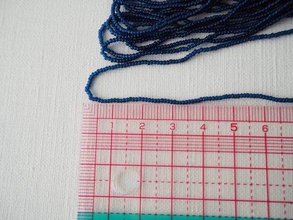 お得！チェコシードビーズ 濃いサファイアブルー / オートクチュール刺繍 リュネビル刺繍 ビーズ刺繍 糸通し 3枚目の画像