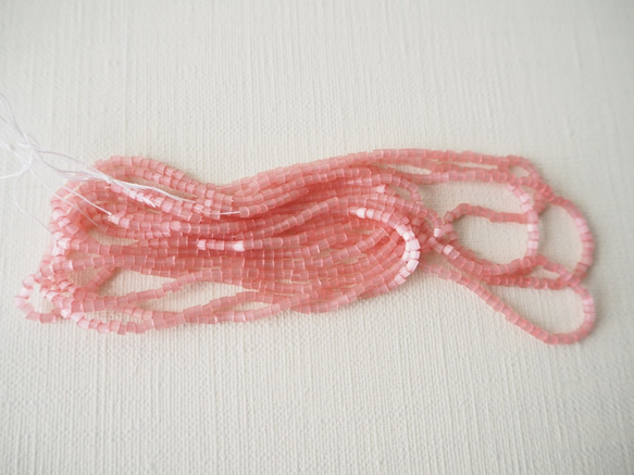チェコ カットビーズ ピンク / オートクチュール リュネビル刺繍 ビーズ刺繍 糸通し ガラスビーズ 2枚目の画像