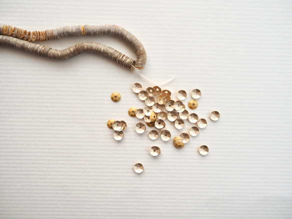 フランス製 スパンコール 4mm シャンパンベージュ / キュベット オートクチュール刺繍 リュネビル刺繍 糸通し 1枚目の画像