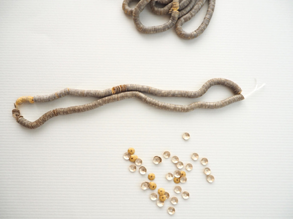 フランス製 スパンコール 4mm シャンパンベージュ / キュベット オートクチュール刺繍 リュネビル刺繍 糸通し 2枚目の画像