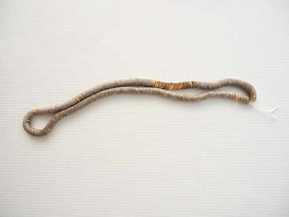 フランス製 スパンコール 4mm シャンパンベージュ / キュベット オートクチュール刺繍 リュネビル刺繍 糸通し 3枚目の画像
