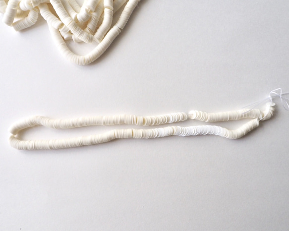 フランス製 スパンコール 4mm シャイニーオフホワイト #PA03-S.OW4 / パイエット リュネビル刺繍 糸通し 2枚目の画像