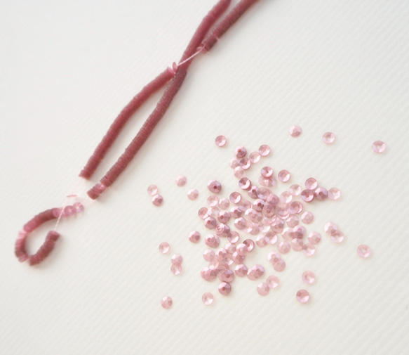 フランス製 スパンコール 3mm グレイッシュローズ（クリア系 / キュベット オートクチュール リュネビル刺繍 糸通し 1枚目の画像